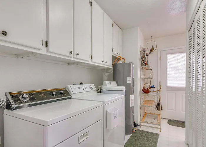 Walk To Downtown: Hideaway W/ Patio *