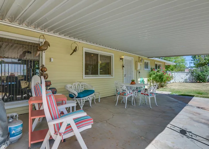 Walk To Downtown: Hideaway W/ Patio *